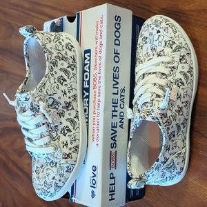 BOBS from Skechers size 5.5 memory foam white shoe with cat design